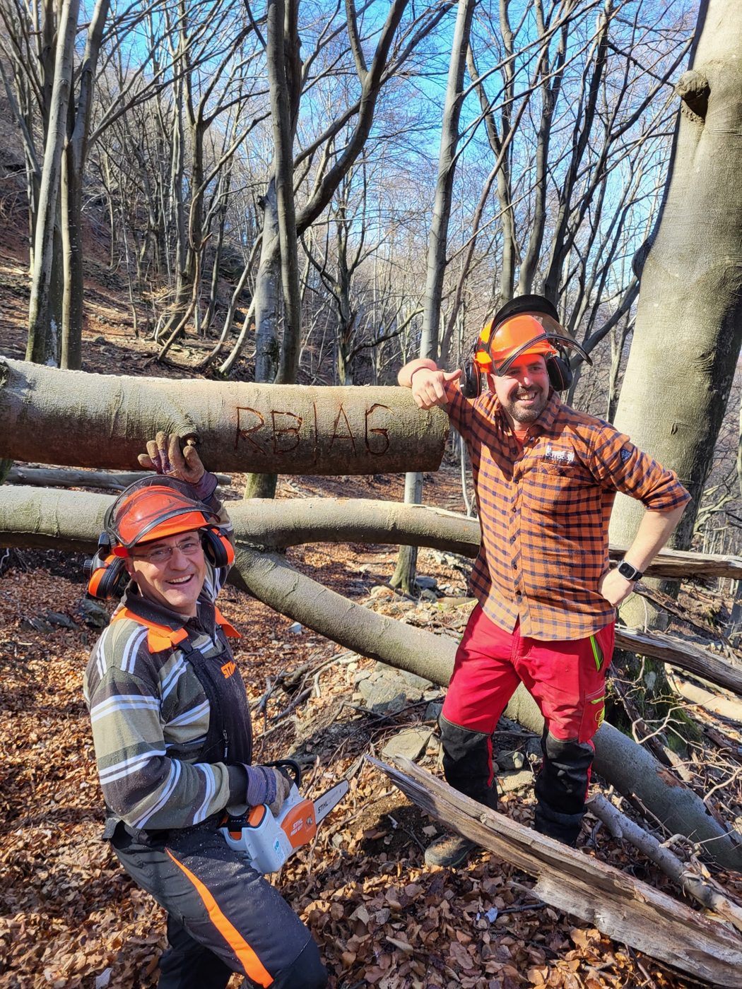 Roman und Alexis bei der Trailpflege im Wald